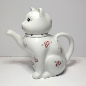 ADORABLE VINTAGE CAT CREAM PITCHER TAIL IS HANDLE, PAW IS SPOUT 5.25" TALL